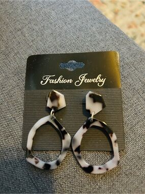 SHEIN Black and White Tortoise Acrylic Drop Earrings